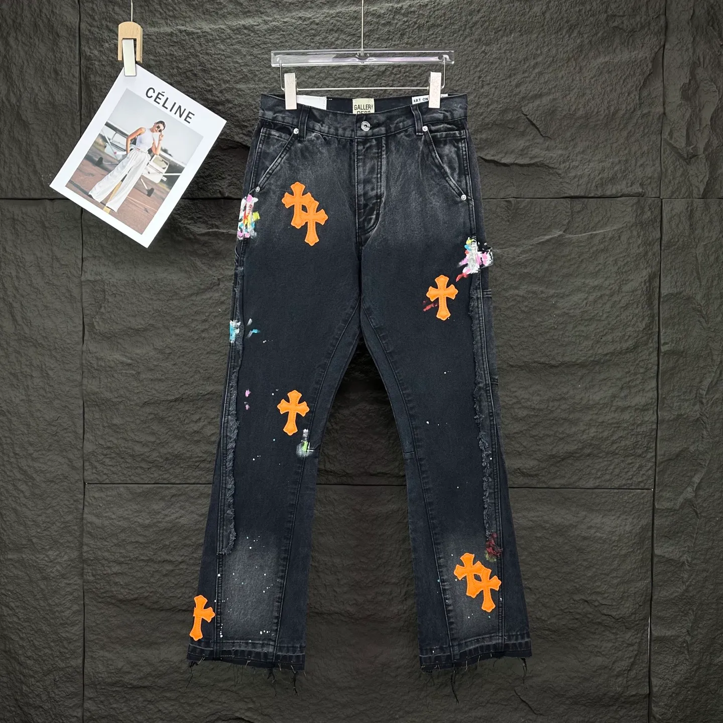 P260 GALLERY DEPT. & Croixin co-branded 2025 new splash-ink hand-painted orange cross-veneer couple style loose washed micro-flared jeans 🔥High version🔥High version🔥 Top ceiling quality Styles with different washed textures are very friendly to people with thin legs and thick legs. The micro-flared version is very flattering. Moderate length that never goes out of style, easy to match with casually, basic styling for various styles, a must-have in the wardrobe! The fabric is stiff but also makes the upper body soft without losing texture. The washing process is even more perfect. It is a must-have item for everyone! ! ! Washed wheat, hang tag, pants label, three complete labels, color: black, size: 28, 30, 32, 34, 36 (five sizes)